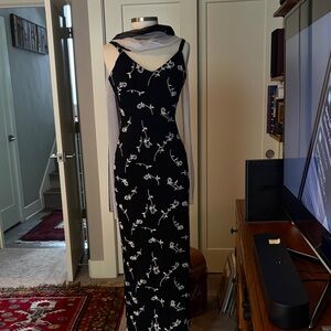 VTG formal Black and White beaded Floral Maxi Dress w/ scarf. Worn once. Sz 2/4